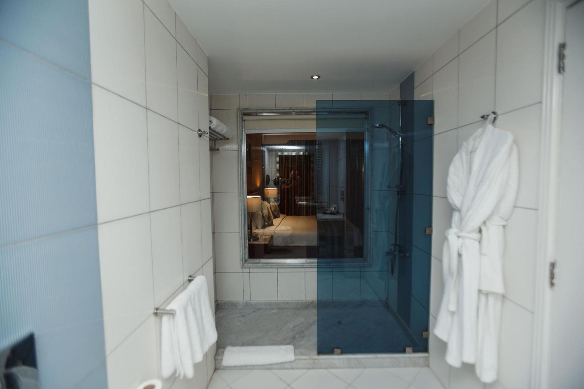 Xperience Sea Breeze Resort Sharm el-Sheikh Exterior foto A shower with a sliding door